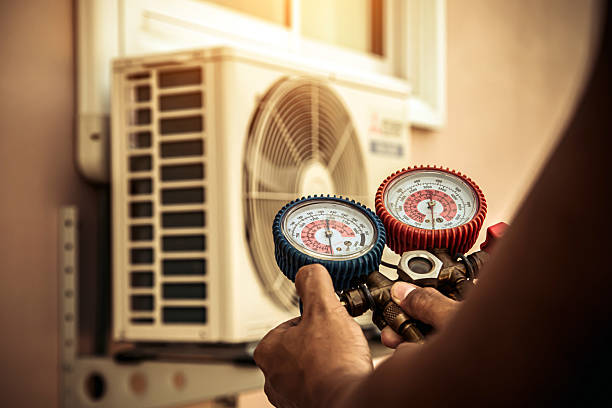 Professional Hvac technician working in Bellflower, IL